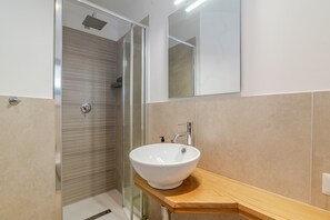 Shower, hair dryer, towels - Room 'Stanza 3- Standard' with Wi-Fi and Air Conditioning (Porto San Paolo)