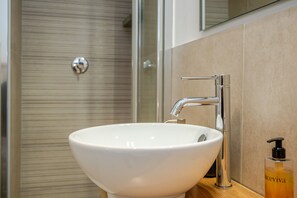 Shower, hair dryer, towels - Room 'Stanza 3- Standard' with Wi-Fi and Air Conditioning (Porto San Paolo)