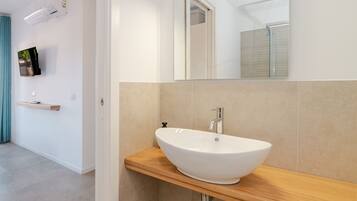 Shower, hair dryer, towels