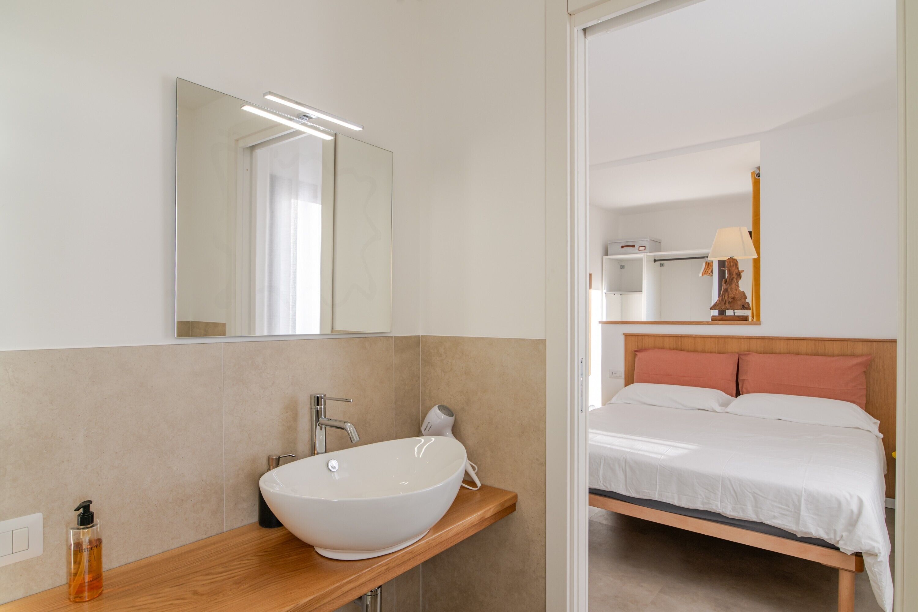 Dusj, hårføner og håndklær