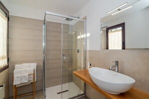 Een douche, een haardroger, handdoeken