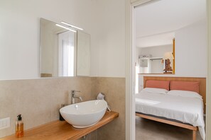 Douche, sèche-cheveux, serviettes fournies