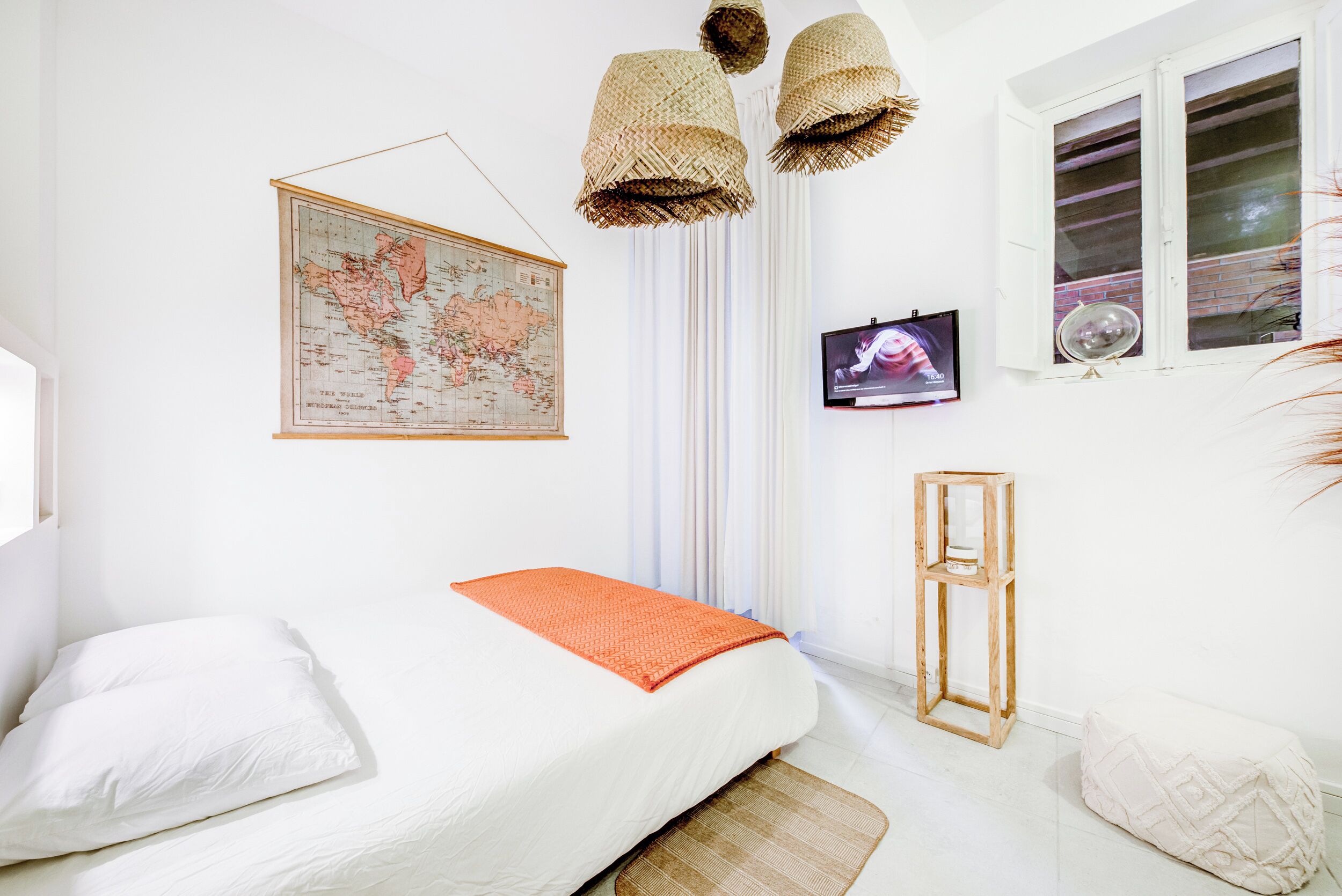 Silitysrauta/-lauta, Wi-Fi, vuodevaatteet