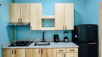 Refrigerador, placa de cocina, utensilios de cocina