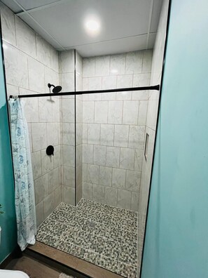 Appartement Standard, 1 chambre, patio | Salle de bain | Douche, séchoir à cheveux, serviettes fournies, savon