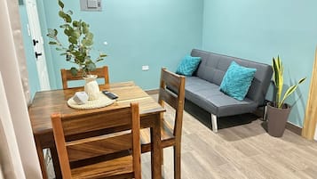 City-Apartment | Wohnbereich | 43-Zoll-Smart-TV mit Digitalempfang, Netflix, Streaming-Dienste