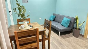 Leilighet – city | Oppholdsområde | En 43-tommers smart-TV med digitale kanaler samt Netflix