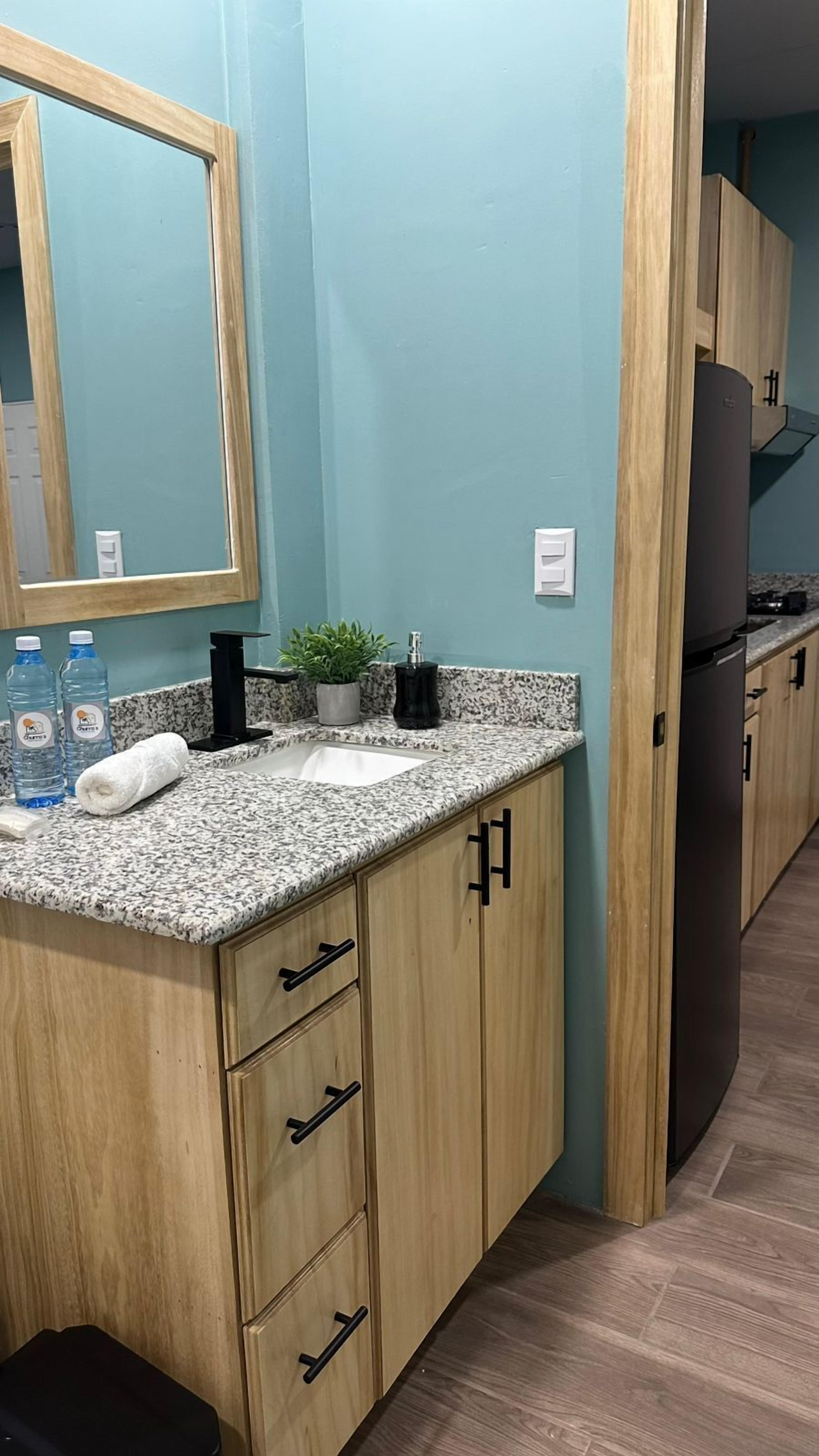 City-Apartment | Badezimmer | Dusche, Haartrockner, Handtücher