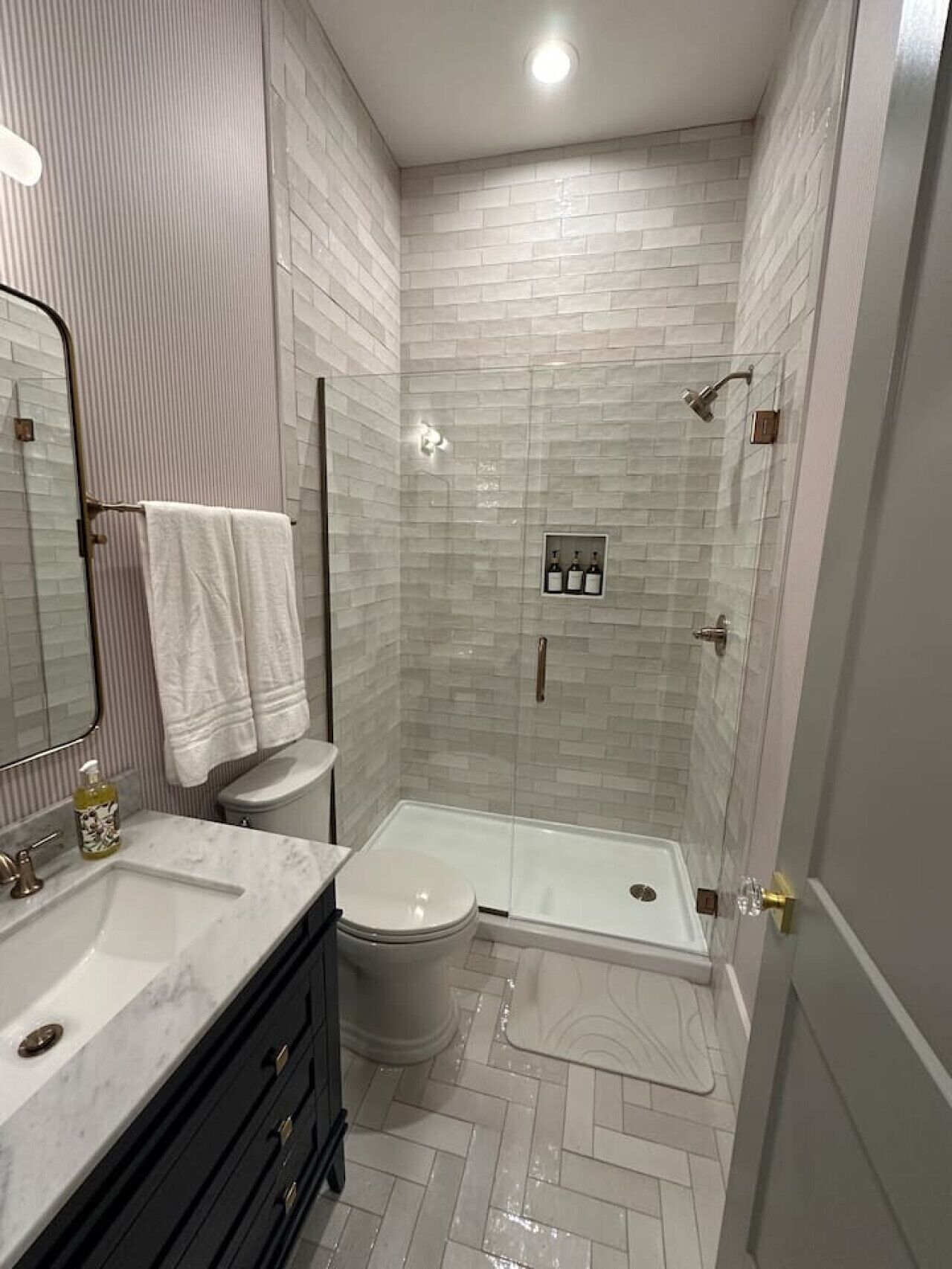 Hårtork, handdukar, tvål och toalettpapper