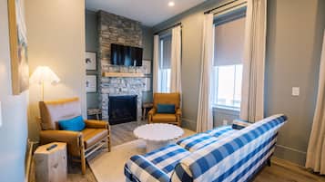 Televisión y chimenea