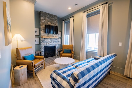 TV, fireplace. Luxury Loft on Jacksonville’s Historic Square