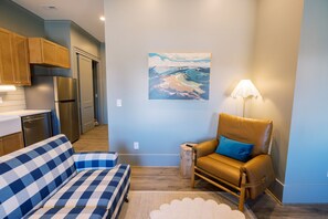 TV, fireplace - Luxury Loft on Jacksonville’s Historic Square (Jacksonville)