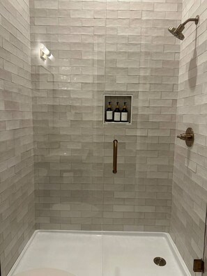 Haartrockner, Handtücher, Seife, Toilettenpapier