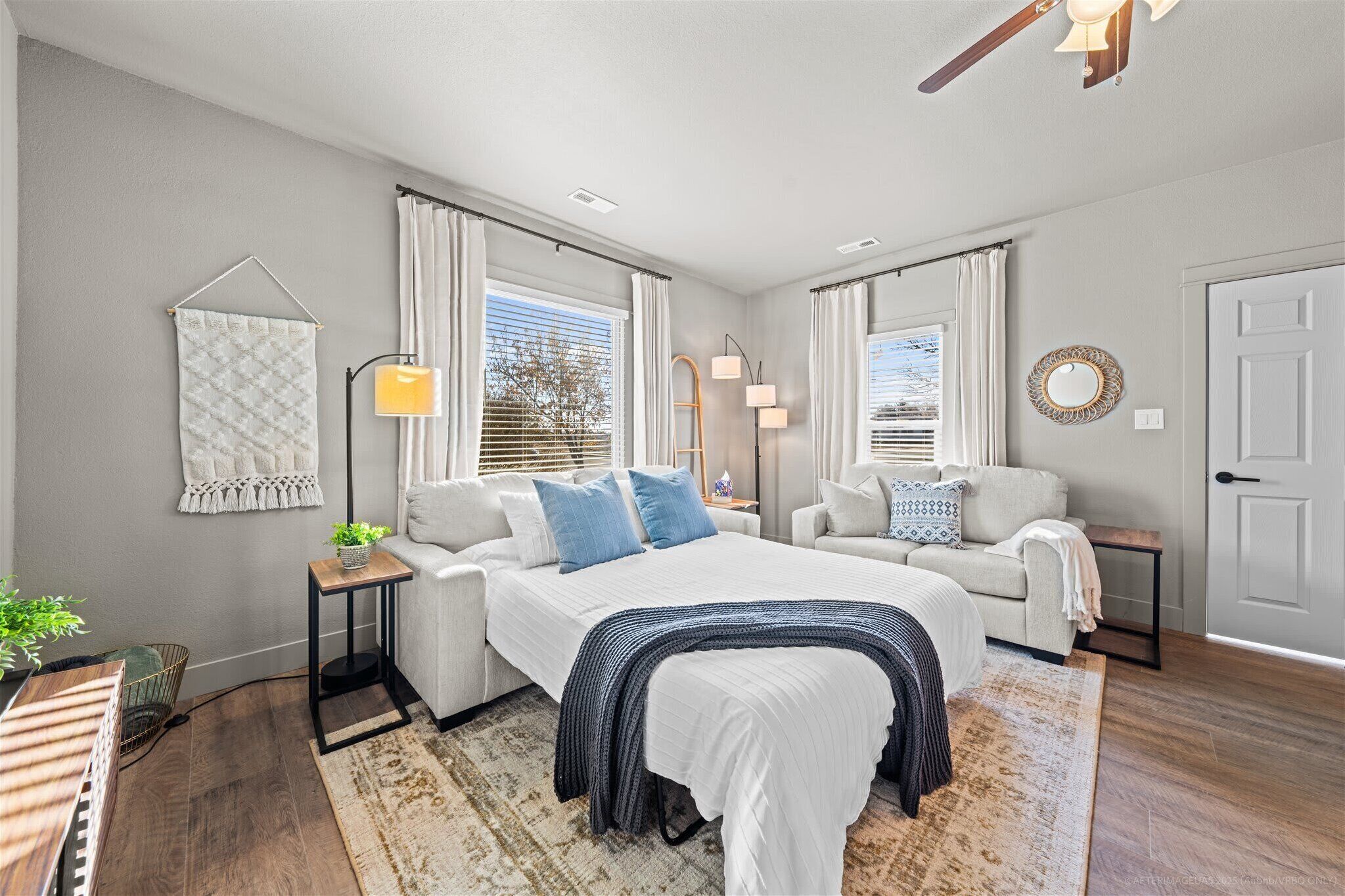 Skrivebord, strykejern/-brett, reiseseng for barn og wi-fi