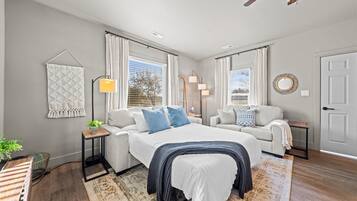 Skrivebord, strykejern/-brett, reiseseng for barn og wi-fi