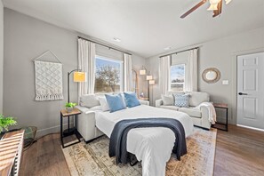 Schreibtisch, Bügeleisen/Bügelbrett, Reisekinderbett, WLAN