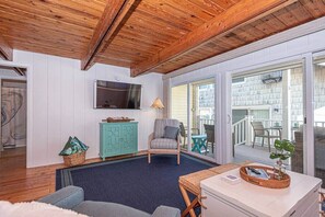 TV, books - Boardwalk Bliss Pet-Friendly Home with Kayak & Bikes (Ocean City)