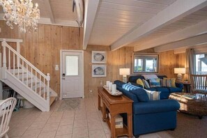 TV, books - Gorgeous Boardwalk Oasis Incredible Views, Pets Bikes (Ocean City)