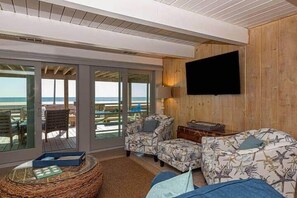 TV, books - Gorgeous Boardwalk Oasis Incredible Views, Pets Bikes (Ocean City)