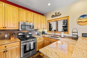 Fridge, microwave, oven, stovetop - Refined Mountain Getaway w/ Pool & Hot Tub 1091 (Steamboat Springs)