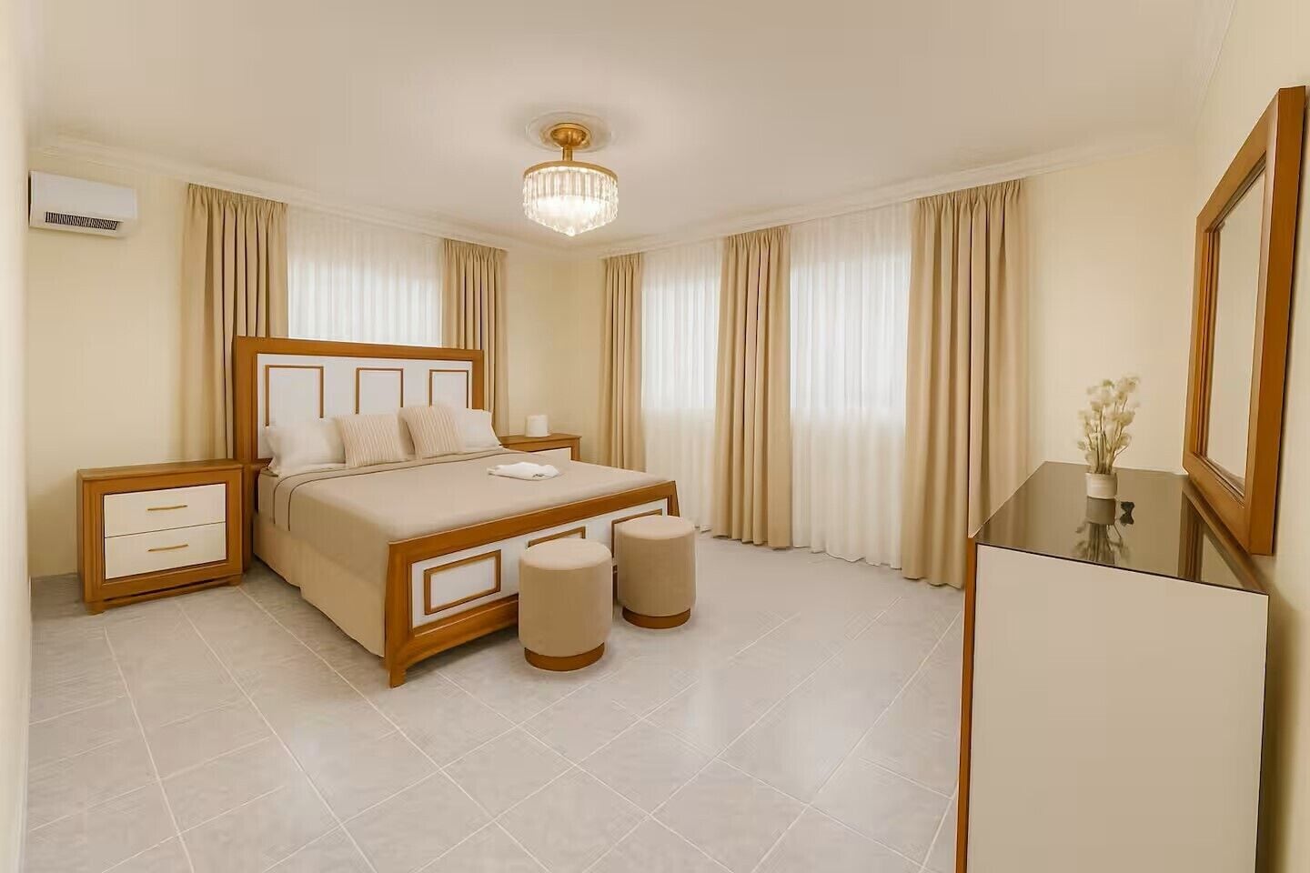 مكواة/لوح كي وخدمة الإنترنت وملاءات أسرّة