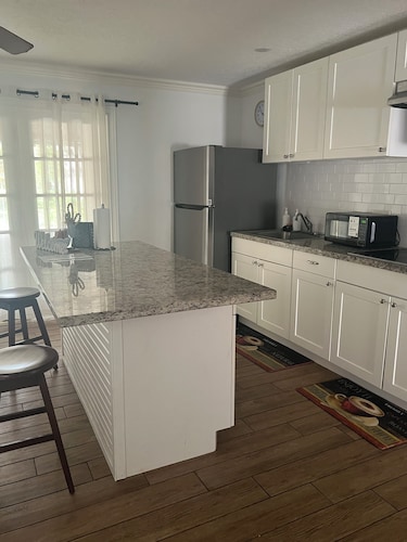 3-bedroom house in gorgeous Pasadena with cool AC breeze