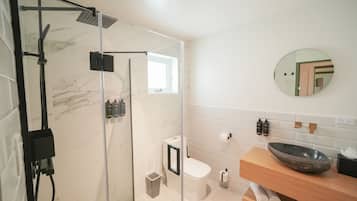 Suite estudio Deluxe, vista al océano | Baño | Regadera, regadera tipo lluvia, secadora de cabello, toallas