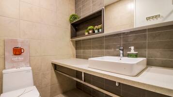 Secador de pelo, toallas, jabón, shampoo