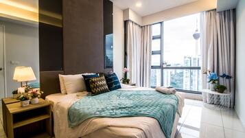 Espacio para trabajar con laptop y wifi gratis