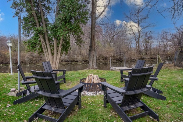 Relax, enjoy a camp fire, waterfront and state park views across the channel