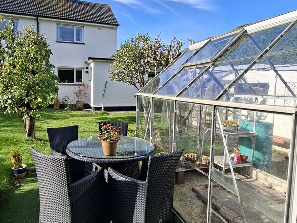 Outdoor dining - Apple Byrd (Kendal)