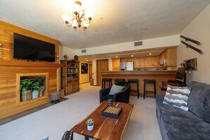 Smart TV - Ski in Ski out Main Street Private Balcony Hot Tub Mountain Views Condo (Park City)