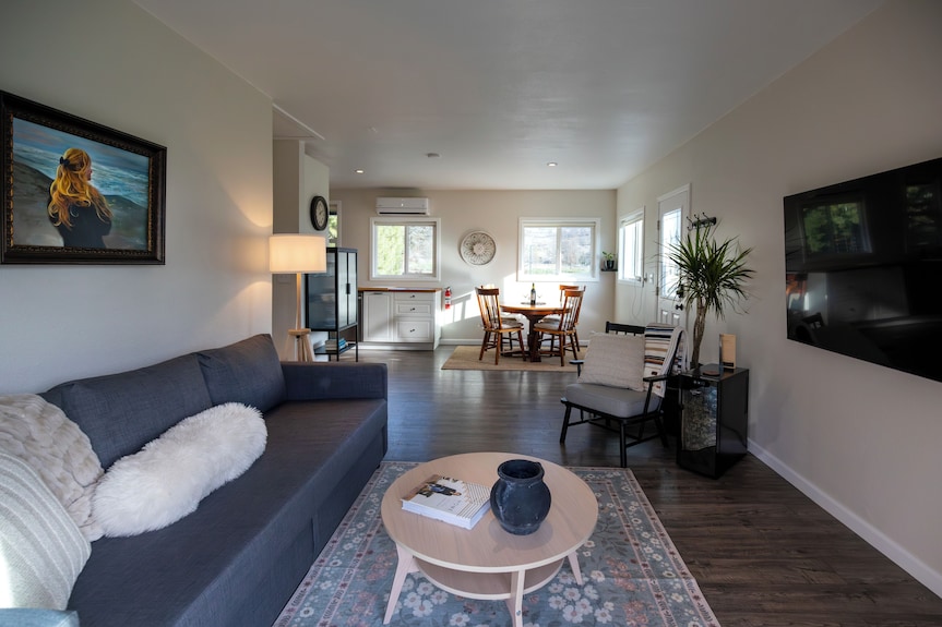 Vineyard Cottage Near Medford Mountain Views Deck, Fire Pit & Nespresso - Oregon