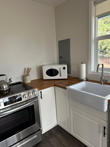 Vineyard Cottage Near Medford • Mountain Views • Deck, Fire Pit & Nespresso