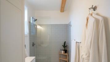 Séchoir à cheveux, serviettes fournies, savon, papier de toilette
