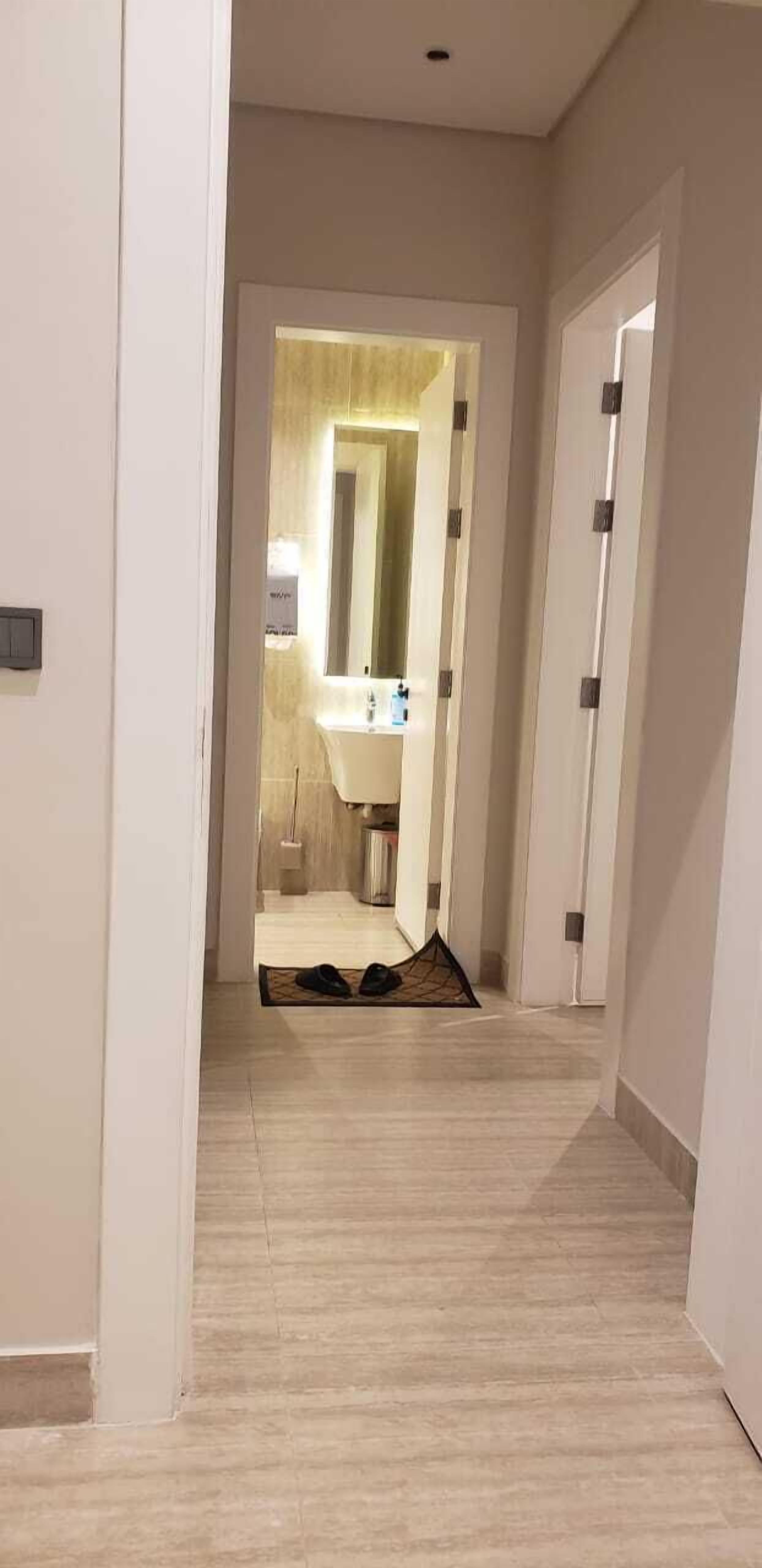 Sèche-cheveux, savon, shampoing, papier toilette