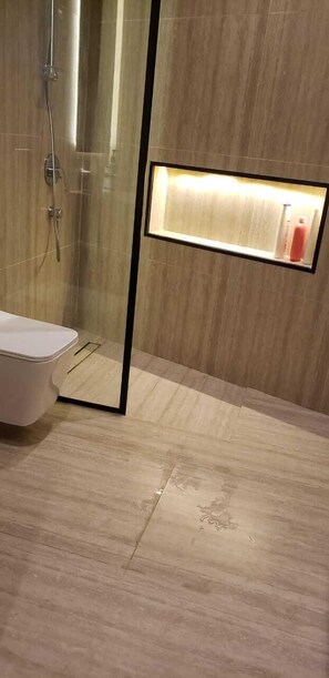 Hair dryer, soap, shampoo, toilet paper - The quiet apartment at dammam corniche (Dammam)