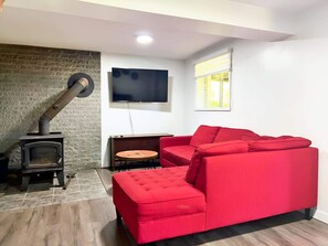 TV - Waterfront with Spa | Le Retro (Val-Joli)