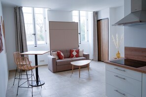 Studio, Garden View | Blackout drapes, soundproofing, iron/ironing board, free WiFi