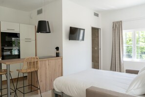 Studio, hageutsikt | Blendingsgardiner, lydisolert, strykejern/-brett og wi-fi (inkludert)