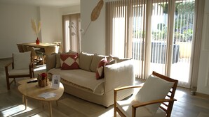 A living room with a sofa, two armchairs, a coffee table, and a dining table. - Château de L'Insolas (Villeneuve-lès-Avignon)