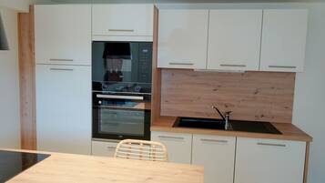 Deluxe appartement, uitzicht op tuin | Verduisterende gordijnen, geluiddichte muren