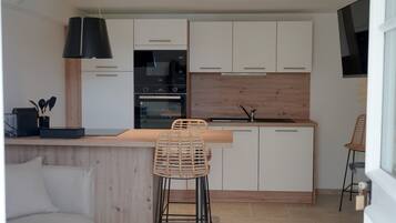 Deluxe appartement, uitzicht op zwembad | Verduisterende gordijnen, geluiddichte muren