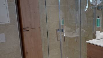 Deluxe appartement, uitzicht op tuin | Badkamer | Pantoffels