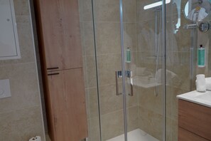 Deluxe Apartment, Garden View | Bathroom | Slippers