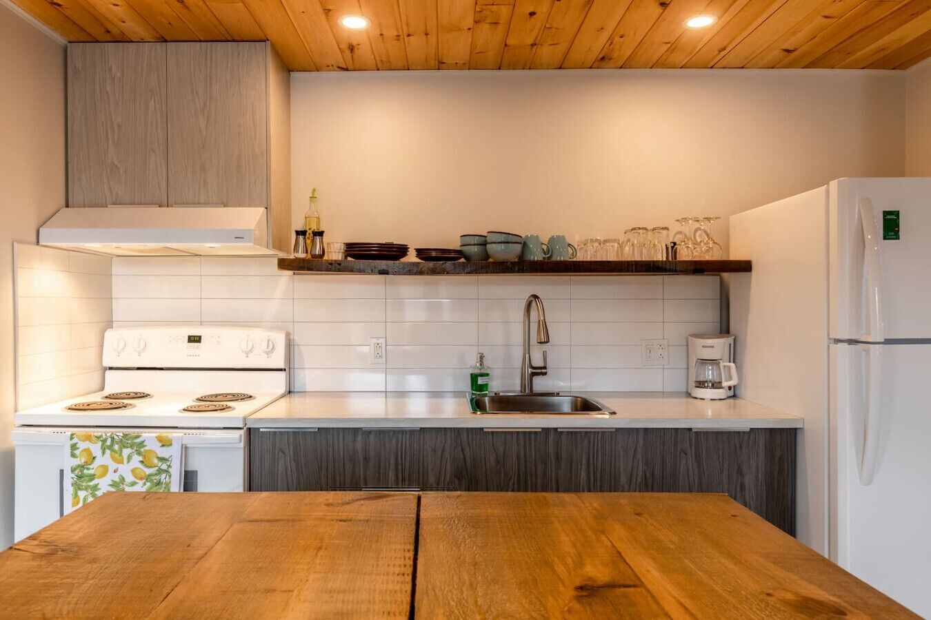 Kjøleskap, mikrobølgeovn, ovn og kokeplater