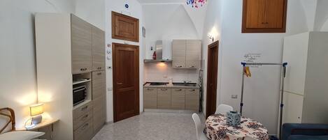 Tabla de planchar con plancha, wifi gratis y ropa de cama