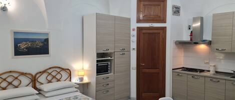 アイロン / アイロン台、WiFi (無料)、ベッドシーツ