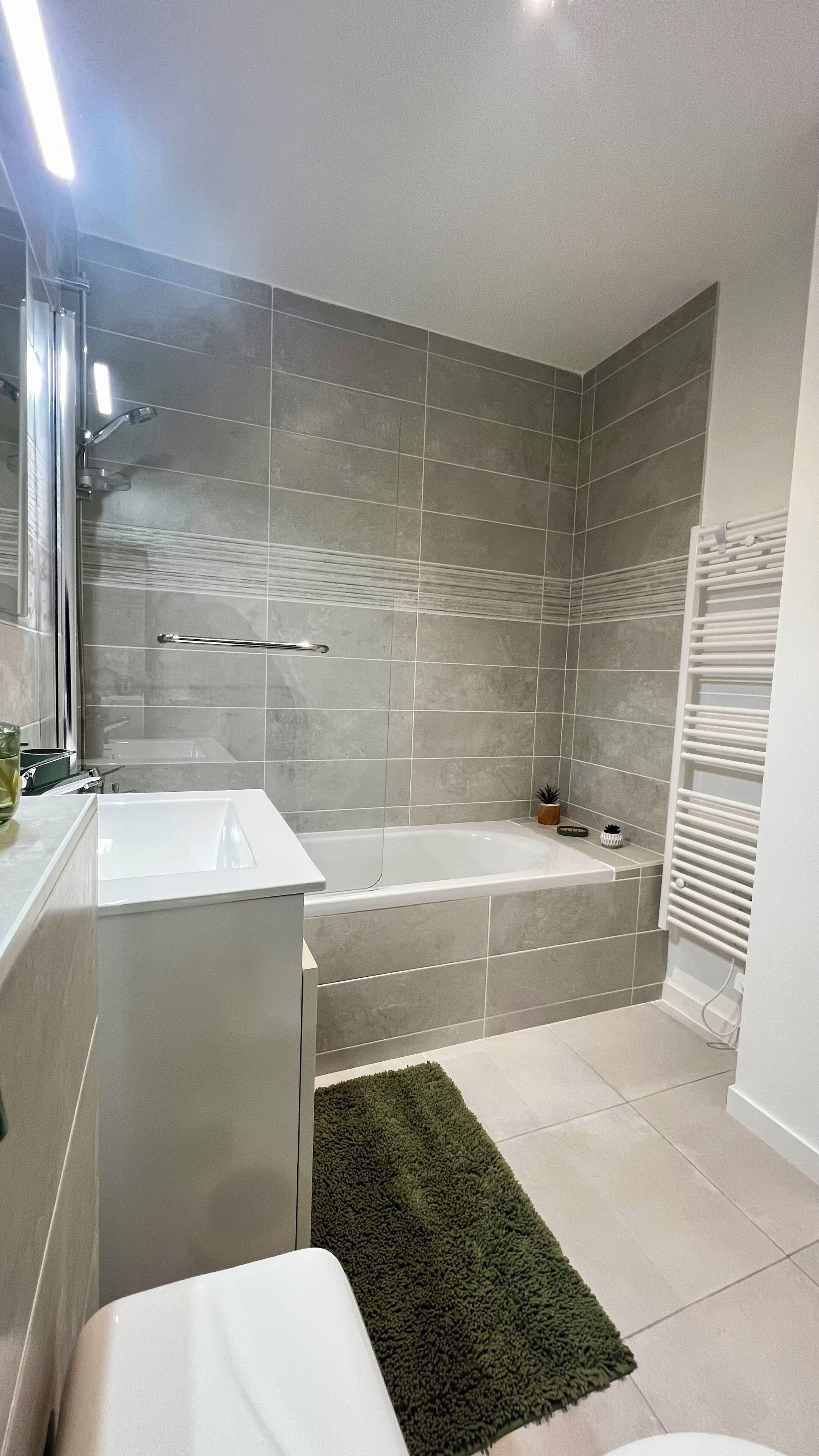 Douche, sèche-cheveux, savon, papier toilette