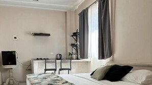 Un dormitorio con una cama de madera, un escritorio y una silla.